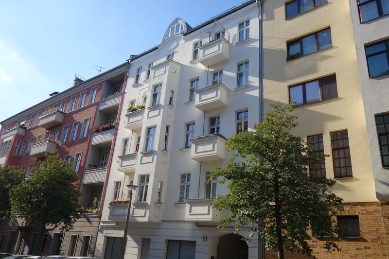 Hochwertig möblierte, ruhige und sonnige Hofwohnung am Petersburger Platz. — photo 1